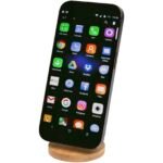 Support de téléphone Alcor magnétique et pliable en plastique recyclé avec détails en bambou – Image 6